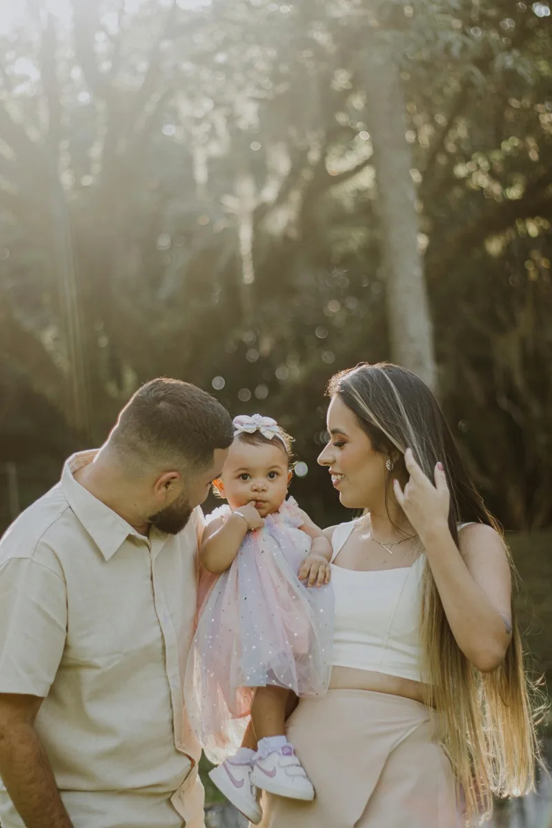 Familia hispana con su bebé - Préstamos FHA